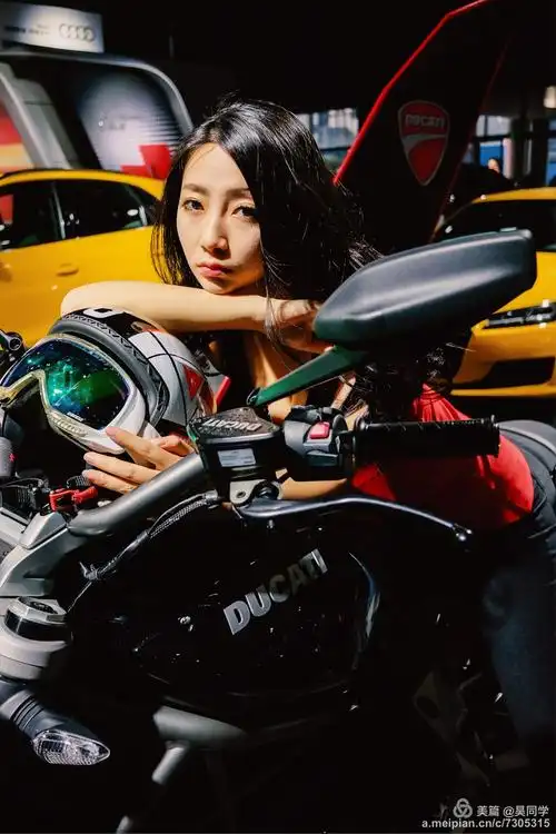 长沙车展 — 富士x70下的杜卡迪and车模