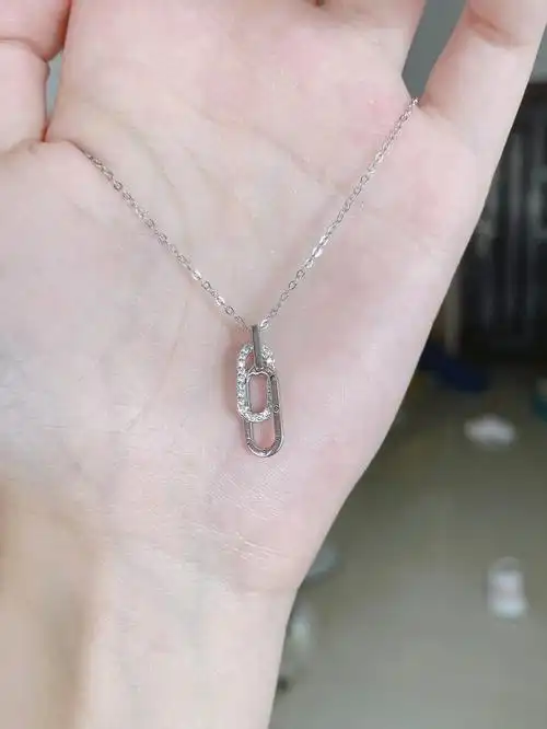 人见人爱的闪闪回形针项链