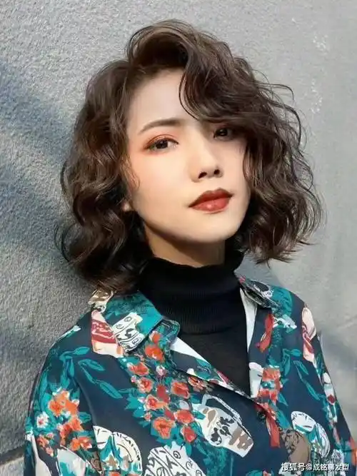 告别老气横秋,中短发这样烫,时尚减龄又显气质_发型_效果_卷发