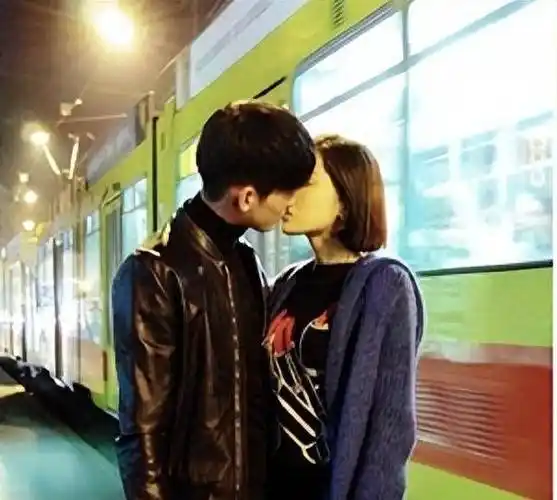 疑似与小鲜肉男友同居!_张翰_感情_关系