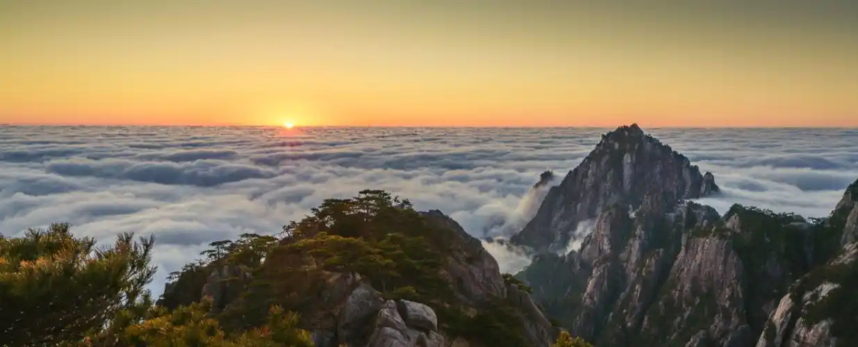 5点清晨守望美丽日出东方升起红太阳(手机拍)