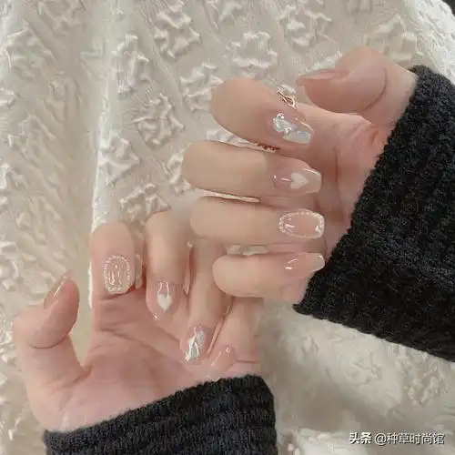 美甲图片简单大方显白(春日时髦美甲等你来做)