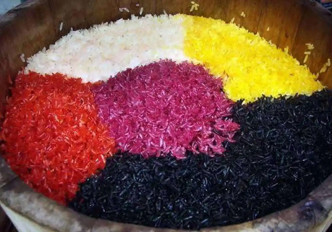 五彩糯米饭,是布依族和苗族人喜爱的信物,五彩糯米饭由植物染料染制而