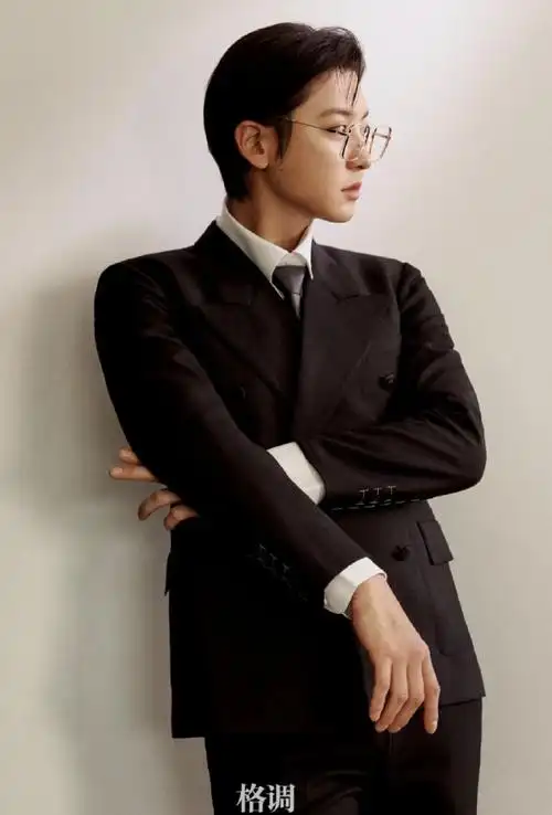 穿西装的#朴灿烈#拜托很难拒绝哎