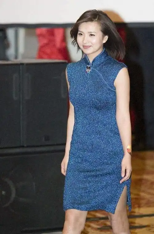 40岁陈好近照曝光穿中式碎花衫扎麻花小辫不玩妖艳照样万人迷