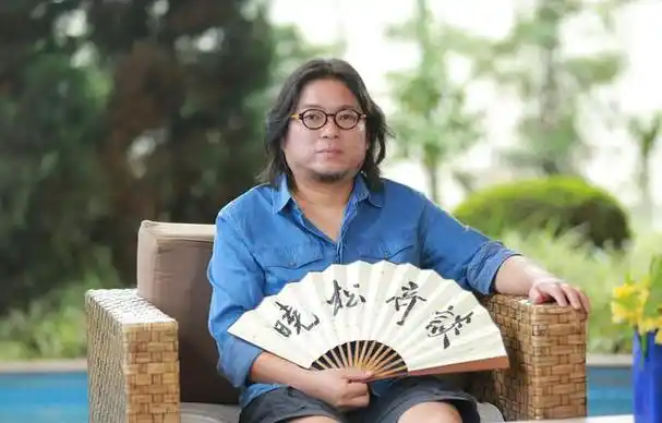 54岁高晓松减肥成功眼镜摘了长发剪了似精神小伙准备复出了