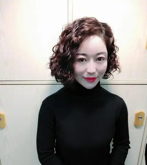 满头烫卷发可以说是最适合中老年女性的一种发型了,整头卷曲的发丝由