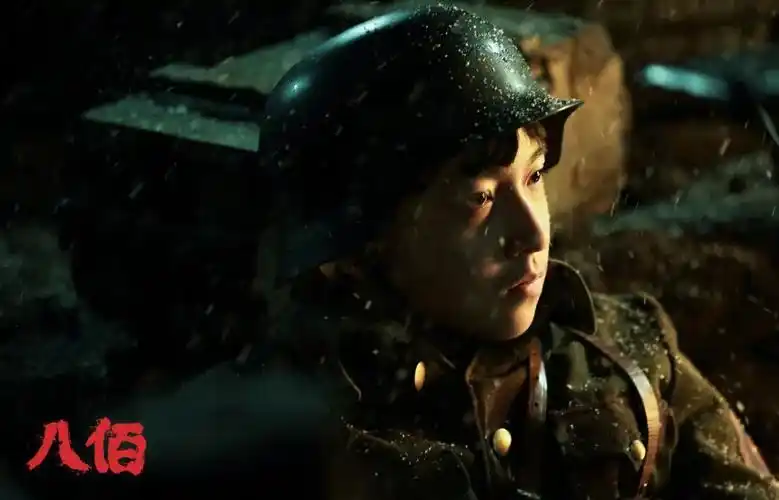 2017年9月9日,电影《八佰》开机,张俊一刚满13岁,和影片中"小湖北"