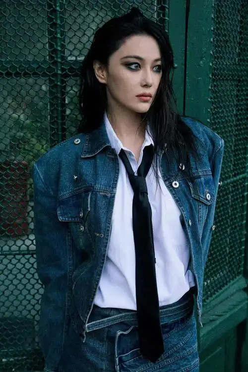 张馨予湿发烟熏妆亮相巴黎时装周,一身冷酷牛仔套裙look搭上白衬衫