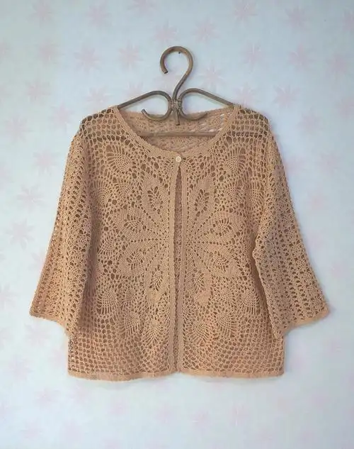 这种从中心开花(开钩)的钩衣,日本的编织杂志上有不少,选择这件来钩