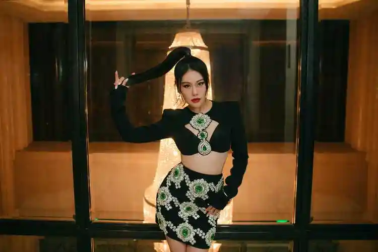 原创袁娅维真厉害!把皮质红色吊带连衣裙穿出时尚感,显得格外有韵味