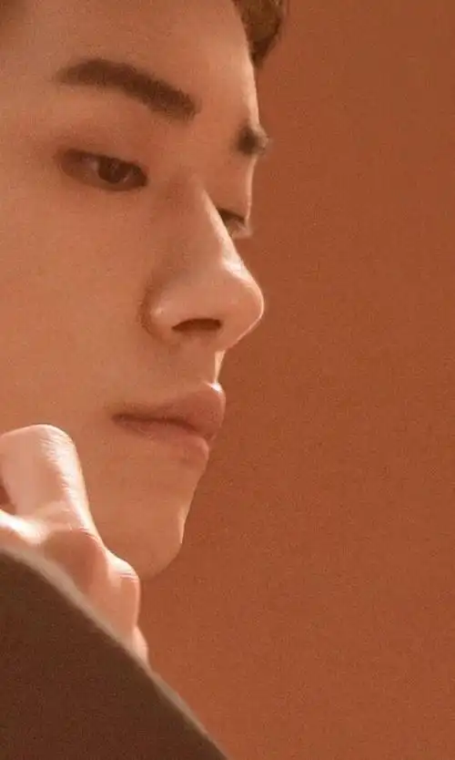 易烊千玺闭眼侧颜