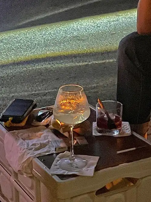 马路伢子边上喝酒太有感觉了坐在这里 不怕别人的眼光 很随性夜晚吹