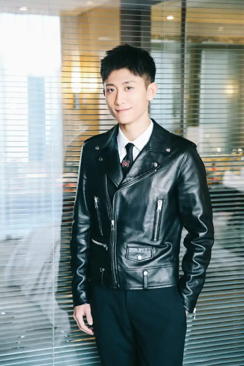 张一山黑色皮衣帅气写真图片25