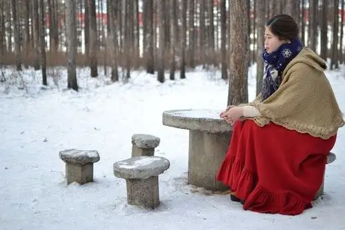 美女在-35°的漠河比基尼光脚丫 雪中拍照