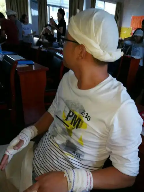 陆学员包扎的头部受伤者.