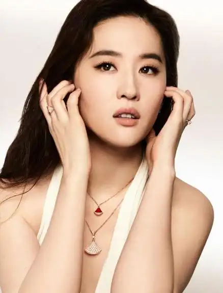 跟随宝格丽全球品牌代言人刘亦菲,共同领略宝格丽珠宝独特的意式风