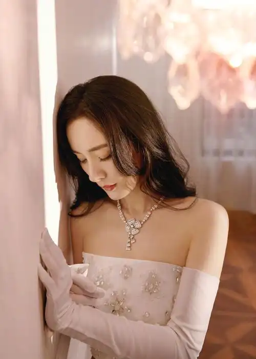 杨幂节目造型曝光,她穿了一件白色抹胸曳地长款礼服裙-爱读书