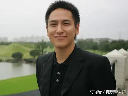 汤珈铖,1983年出生,本名汤子同,其父汤君年是汤臣集团创始人兼董事长