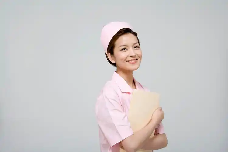 护士帽子等级一般情况下,普通护士的帽子是没有横杠的,护士长级别的有