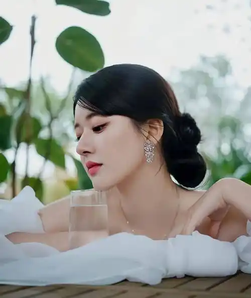 入侵与抹除气质与仙女相似的女子赵露思近日现身活动现场.