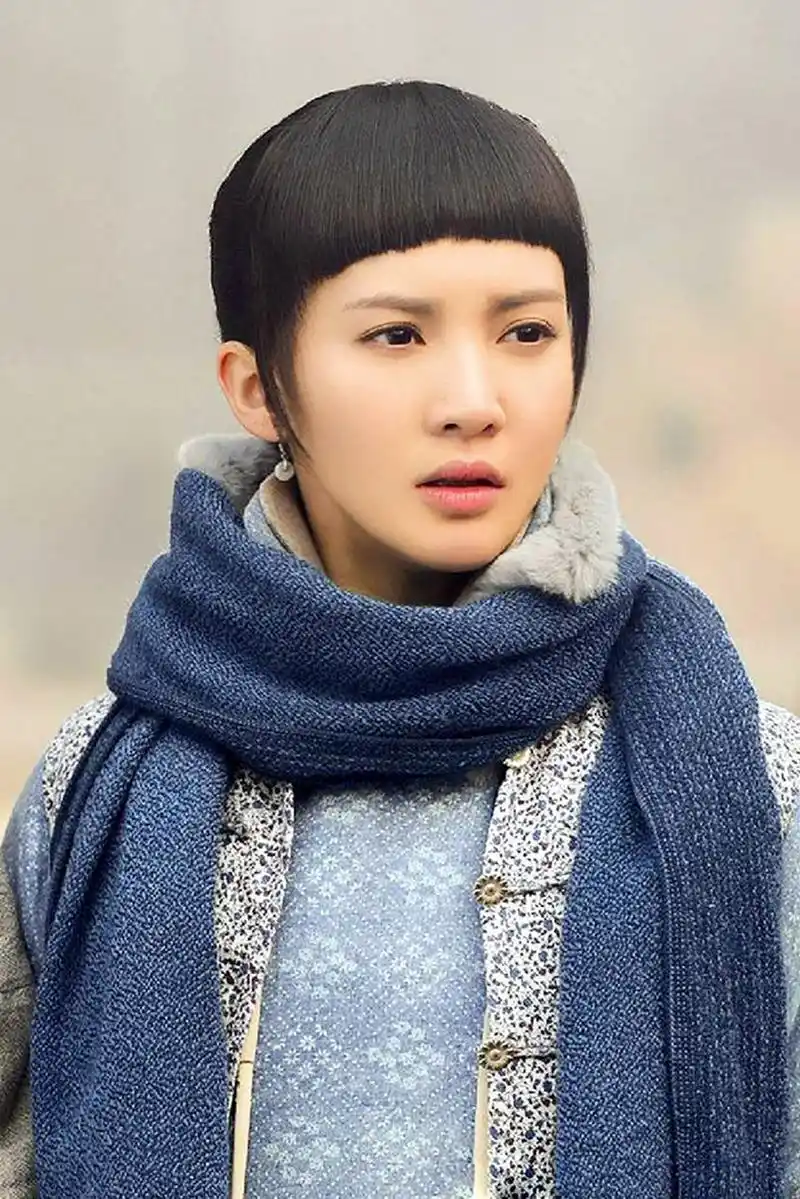 金晨是一位备受关注的年轻演员,自出道以来,她的容貌发生了翻天覆地的