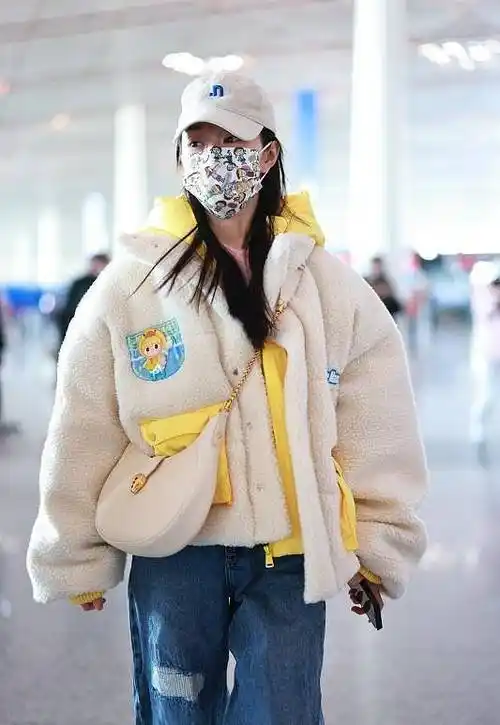宋轶走机场穿着真"少女",白黄双色羊羔毛外套秀出个性
