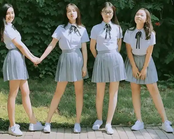 学生带着憧憬和期待,走进大学校园.