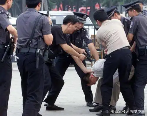 先拨打120送受伤的孩子去医院进行救治,然后打110报警电话抓捕罪犯.