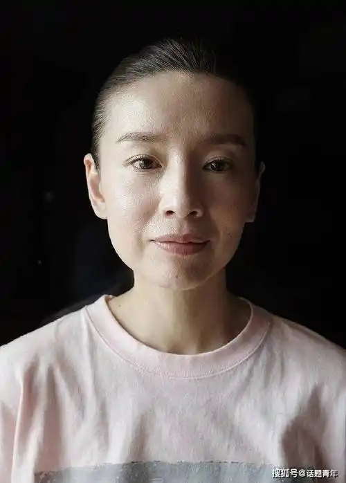 孙俪生图翻车后,43岁董洁新写真撞脸"老年版赫本"!_网友_状态_女明星