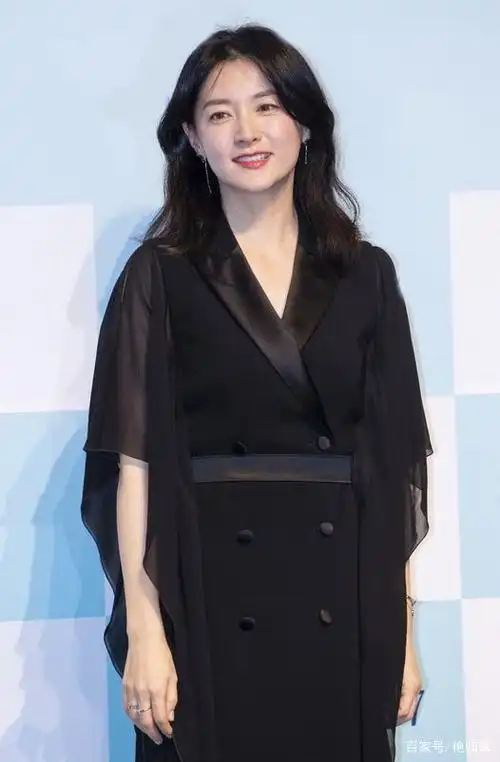 李英爱天然脸真抗老!穿西装裙优雅时髦,50岁脸部紧致无一丝赘肉