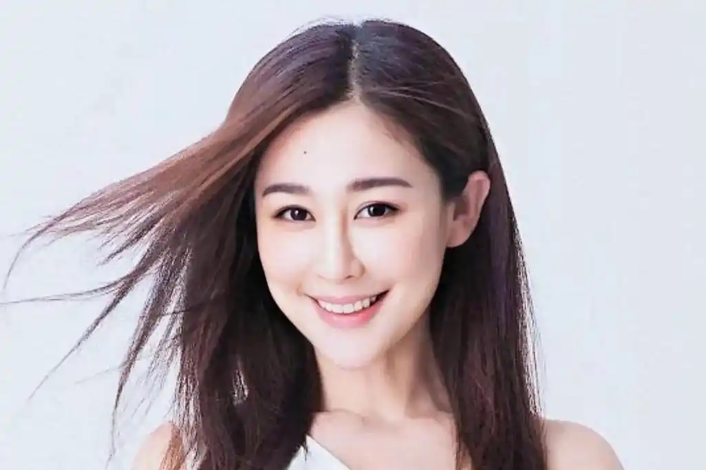 周扬曾是靳东的绯闻女友,刘亦菲曾为她当过伴娘,如今因整容失败成蛇精