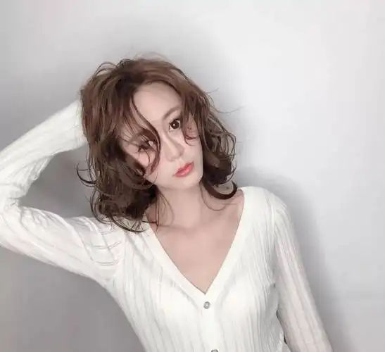 造型效果自然蓬松女人味十足,空气烫是近几年受妹子们青睐的烫发种类