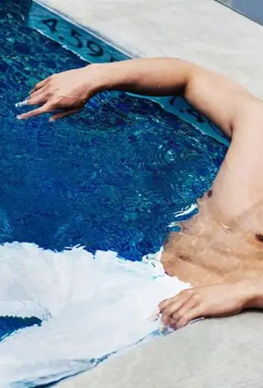 杨烁半裸泳池写真图片45