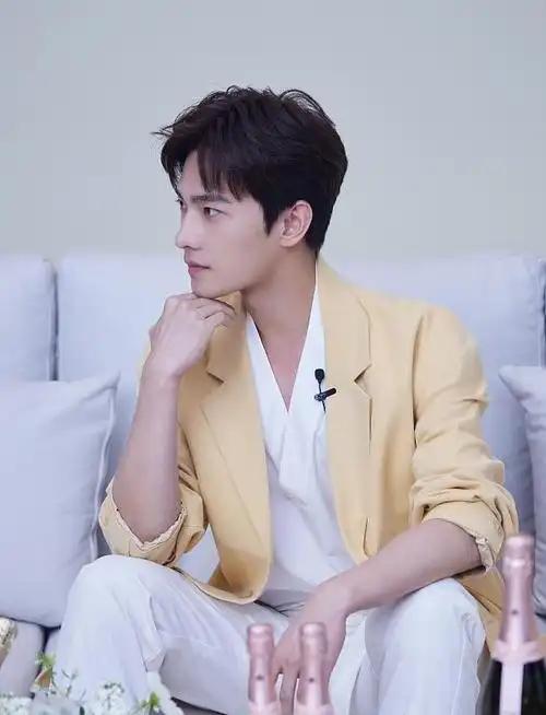 杨洋不愧是军艺校草身穿牛仔西装看起来真是太帅了