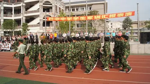 巴中中学新生军训促德育发展