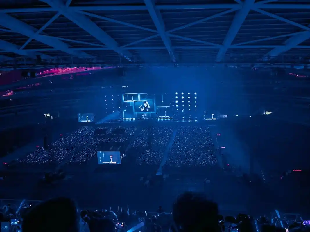 张杰,7月15日南京演唱会.舞台灯光为谁点亮,祝福歌声唱出谁 - 抖音