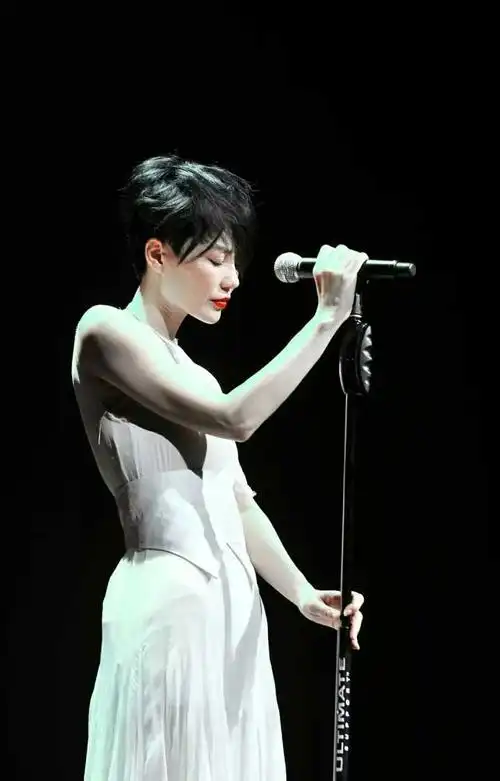 王菲这张照片保存三年了.高雅的气质 忧郁的妆容,简直美呆了