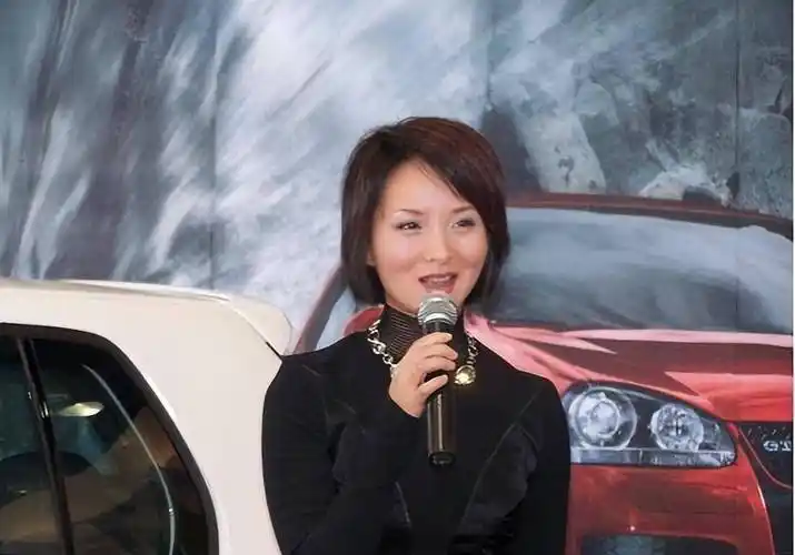 50岁演员谢兰曝永居美国,低调回国变化太大,脸不对称油光满面_网友