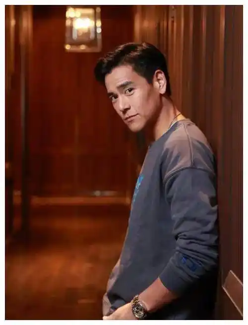 彭于晏42岁驾车出行,女乘客现身惊艳动人!_日本_女子_私生活