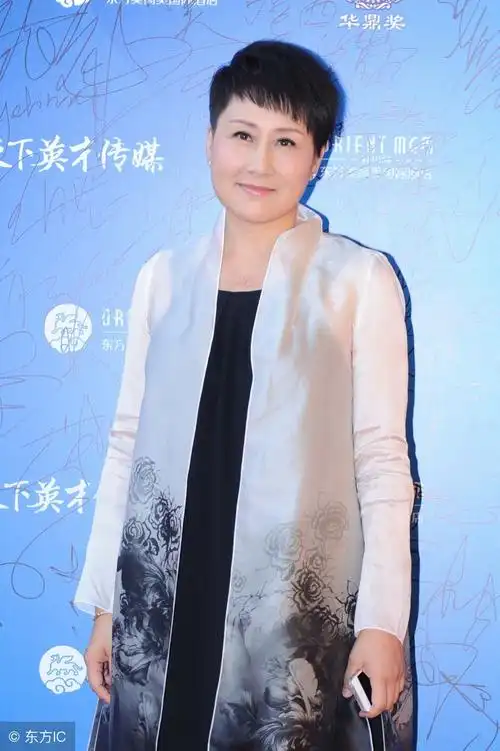 56岁张凯丽厉害!穿t恤 短裤显小20岁,网友:大妈也可以很时尚