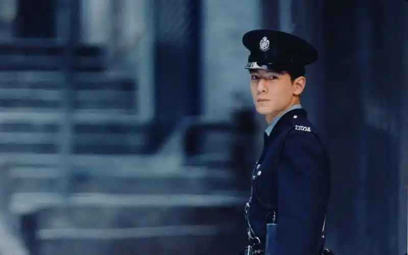 我一直不确定这部电影里到底冯德伦和吴彦祖哪个更帅些