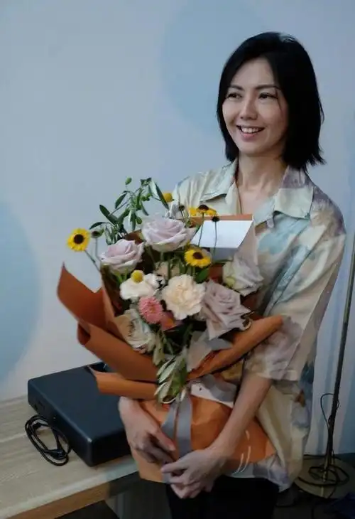 孙燕姿42岁庆生晒照短发配花衬衫减龄青春素颜出镜笑容超温暖