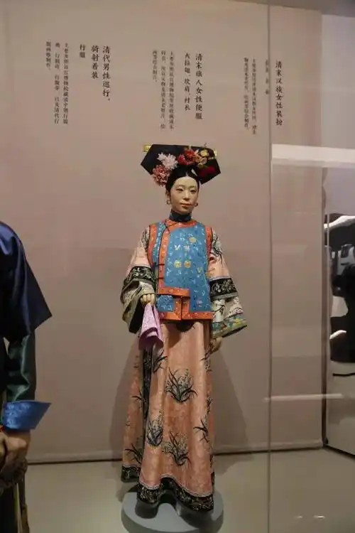 中国国家博物馆中国古代服饰文化之清代_模型_女性_易服