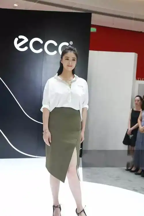 蒋欣晒40岁庆生照看脸像100斤膀大腰粗像140斤但还是很漂亮