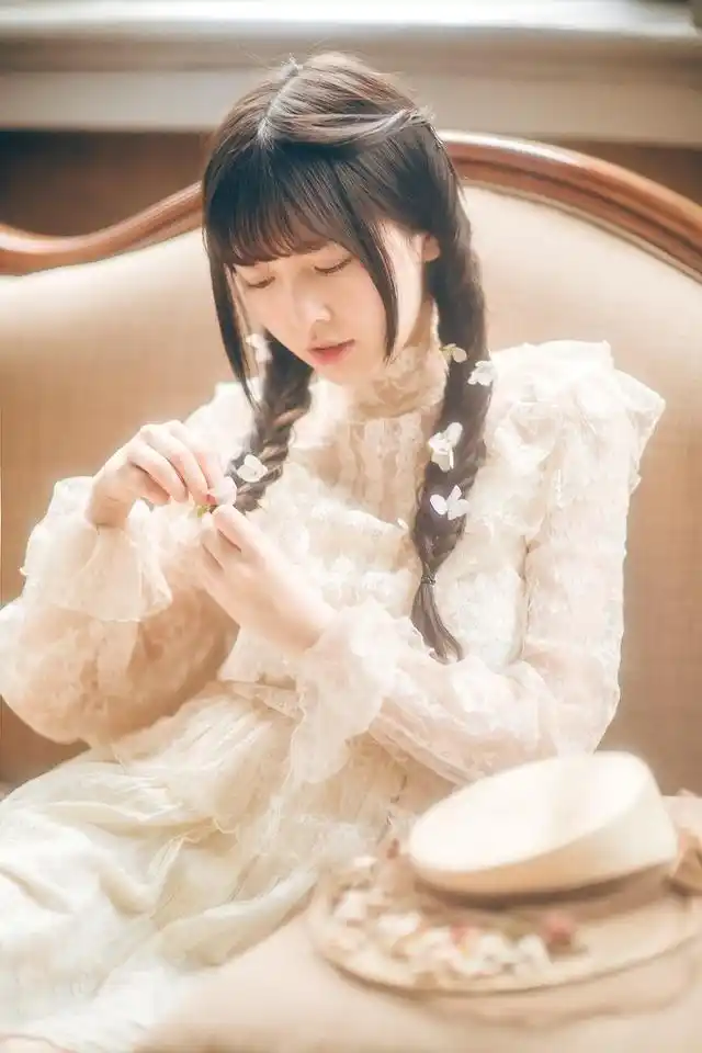 大眼双马尾辫空气刘海美女