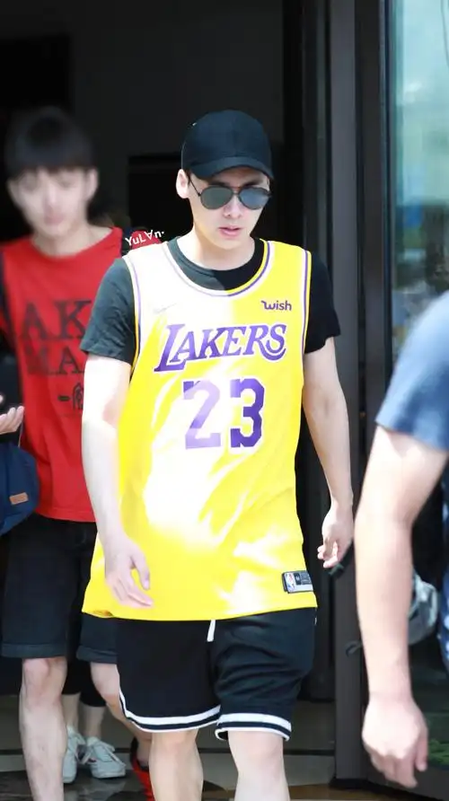李易峰穿黄色球衣搭配黑色运动短裤去拍戏,打底的黑t恤能脱掉吗