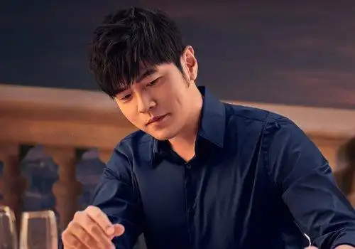 周杰伦斜刘海纹理烫短发发型笑起来有两个小酒窝的周杰伦好可爱呀,顶