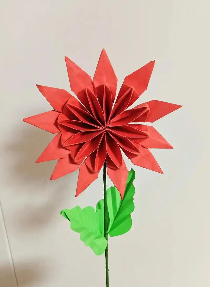 和童童,天天一起手工折纸《向日葵》,黄红粉每人做一个. ## - 抖音