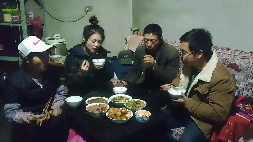 丈母娘手疼,买药带小娅回去看看#记录真实生活 #家庭 #农村生活